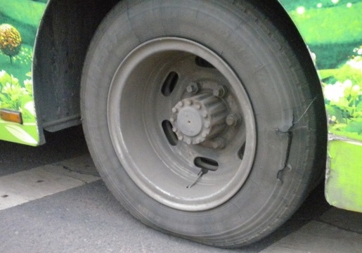 一輛公車一年換10條輪胎，巡察組追查背后貓膩