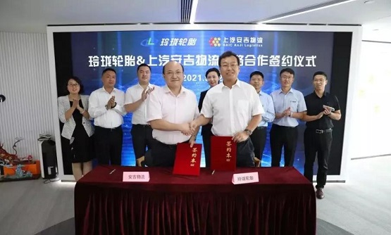 玲瓏輪胎董事長(zhǎng)、總裁王鋒，上汽安吉物流總經(jīng)理王澤民