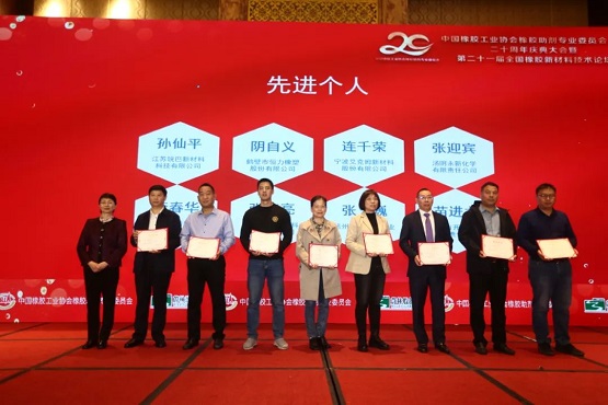 頒獎(jiǎng)嘉賓鄧雅俐為先進(jìn)個(gè)人(第一組)頒發(fā)證書