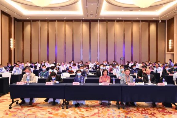 中國橡膠工業(yè)協(xié)會十屆二次常務(wù)理事擴大會議暨第二十二屆全國橡膠工業(yè)信息發(fā)布會在海口盛大召開
