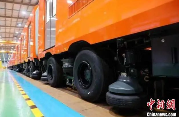 中國(guó)首列橡膠輪地鐵列車下線并首次出口海外 中國(guó)首列橡膠輪地鐵列車下線并首次出口海外