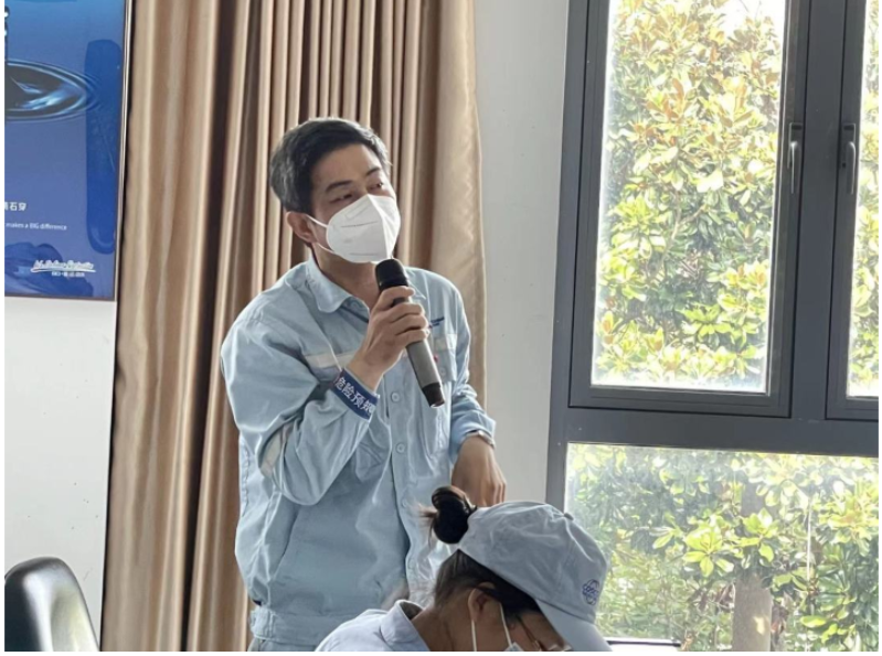 研發(fā)部工程師針對集裝箱水性涂料的生產(chǎn)工藝及質(zhì)量控制要點進行了講解 研發(fā)部工程師針對集裝箱水性涂料的生產(chǎn)工藝及質(zhì)量控制要點進行了講解
