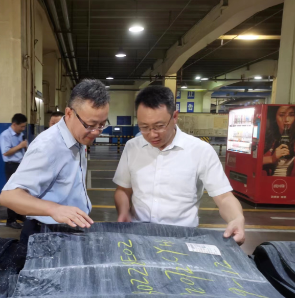 合肥市副市長何逢陽現(xiàn)場調(diào)度安徽佳通輪胎有限公司廢氣擾民問題整改工作 合肥市副市長何逢陽現(xiàn)場調(diào)度安徽佳通輪胎有限公司廢氣擾民問題整改工作