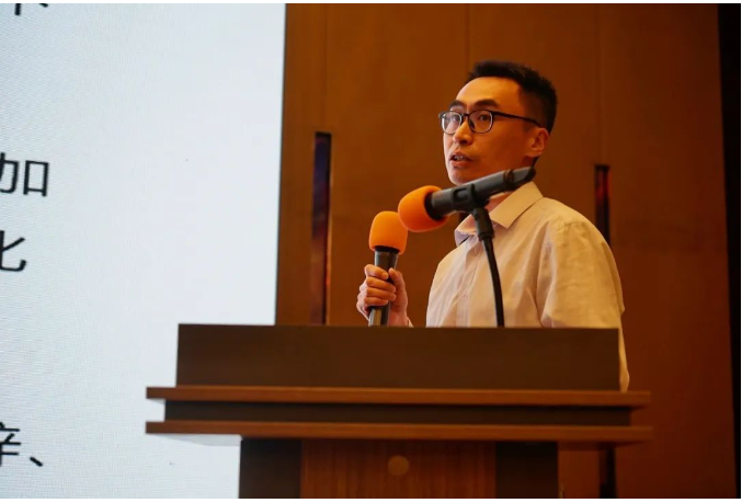 　科邁化工股份有限公司高級(jí)經(jīng)理張建瑞，介紹了一種新型綠色環(huán)保型超鋅活性劑。