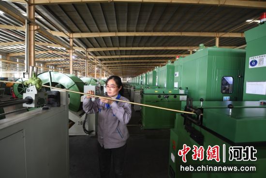 景縣一橡膠有限公司車間工人正在對金屬軟管進(jìn)行檢測。 高雷 攝