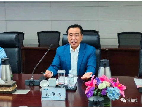 國(guó)家橡膠與輪胎工程技術(shù)研究中心主任、賽輪集團(tuán)黨委書(shū)記、董事長(zhǎng)袁仲雪熱情接待了張飚一行。