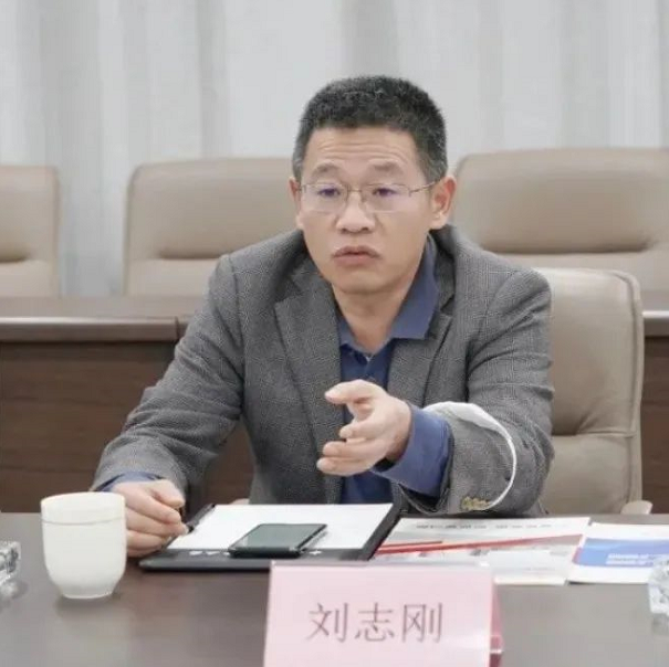 劉志剛介紹了中交集團(tuán)的發(fā)展歷程、重大貢獻(xiàn)、重大區(qū)域、重大市場(chǎng)，表示今天的到訪感受到了華凌的力量以及華凌的經(jīng)營理念，期待與華凌展開深入的合作，一起助力章丘高質(zhì)量發(fā)展。