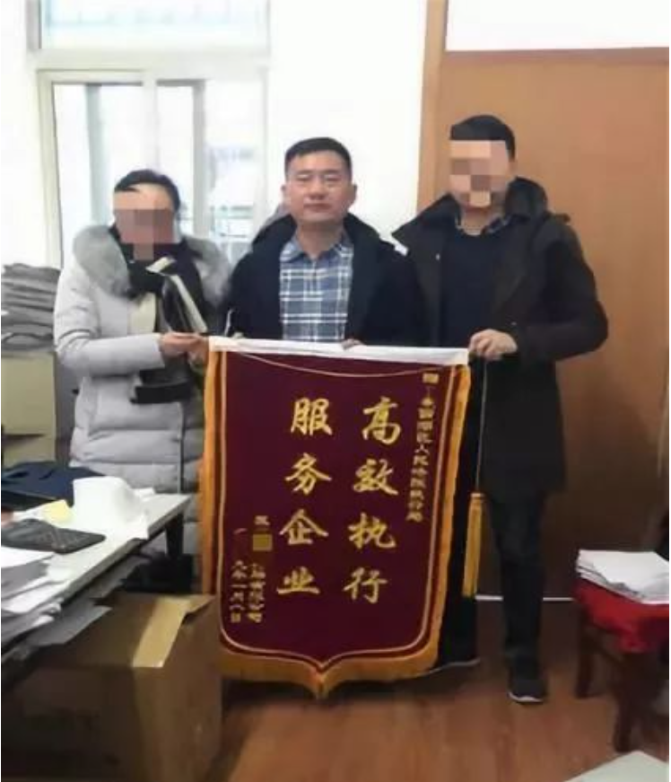 上述被執(zhí)行人拖欠貨款的理由大多是：輪胎不好賣，貨物大量積壓，沒有資金還款