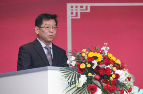 　新當(dāng)選的理事長(zhǎng)李衛(wèi)東在講話中首先對(duì)上級(jí)黨委的信任、代表的支持表示衷心的感謝，并分享了自己對(duì)行業(yè)發(fā)展的一些看法。他表示，輪胎循環(huán)利用行業(yè)既充滿希望、極具發(fā)展?jié)摿?，又充滿挑戰(zhàn)。在今后的工作中，中國(guó)輪胎循環(huán)利用協(xié)會(huì)將緊緊把握當(dāng)下黨和國(guó)家“推動(dòng)綠色發(fā)展”的總體戰(zhàn)略目標(biāo)，按照相關(guān)的政策指引，在各有關(guān)主管部門的指導(dǎo)下，以“科技化、數(shù)字化、金融化、生態(tài)化、標(biāo)準(zhǔn)化、法制化”為指導(dǎo)：一是強(qiáng)化科技化，使科技創(chuàng)新成為行業(yè)發(fā)展的第一動(dòng)力;二是運(yùn)用數(shù)字化，賦能行業(yè)高水平發(fā)展;三是促進(jìn)金融化，助力做大做強(qiáng);四是構(gòu)建生態(tài)化，形成行業(yè)發(fā)展良好支撐體系;五是夯實(shí)標(biāo)準(zhǔn)化，使標(biāo)準(zhǔn)成為行業(yè)發(fā)展的堅(jiān)固保障;六是推動(dòng)法制化，使行業(yè)在法律法規(guī)保障下良性運(yùn)行。最終目標(biāo)是推動(dòng)行業(yè)實(shí)現(xiàn)高質(zhì)量發(fā)展與轉(zhuǎn)型升級(jí)，把行業(yè)打造成為科技引領(lǐng)、綠色低碳、數(shù)字支撐、法制健全，為中國(guó)式現(xiàn)代化建設(shè)作出積極貢獻(xiàn)的行業(yè)。