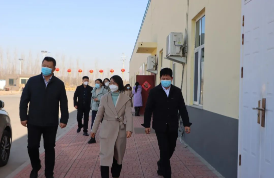 副縣長、縣公安局局長楊秀林到山東永盛橡膠集團、澳亞集團，指出企業(yè)要安全有序推動復工復產，盡最大努力減少疫情對經濟社會發(fā)展的影響。要主動與企業(yè)溝通對接，及時了解企業(yè)所需，幫助企業(yè)解決實際問題。