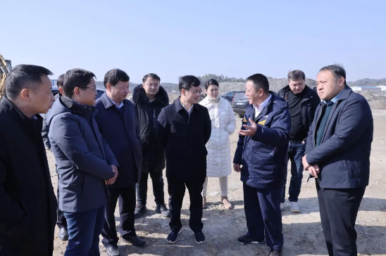 林衛(wèi)春聽取黑貓化工項目建設(shè)情況介紹 林衛(wèi)春聽取黑貓化工項目建設(shè)情況介紹