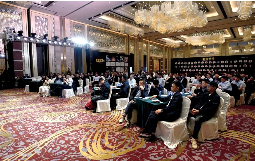 在23日下午的全國(guó)運(yùn)營(yíng)商大會(huì)上，與會(huì)者們共同探討了如何把握行業(yè)趨勢(shì)，深化市場(chǎng)競(jìng)爭(zhēng)，以及如何更好地服務(wù)于門店。陳平、李勇和唐婉星分別就行業(yè)趨勢(shì)、銷售痛點(diǎn)和財(cái)務(wù)管理等方面發(fā)表了精彩的演講。在此環(huán)節(jié)中，運(yùn)營(yíng)商代表們分享了自己的經(jīng)驗(yàn)和感悟，提出了自己的見(jiàn)解和建議，為行業(yè)的發(fā)展獻(xiàn)計(jì)獻(xiàn)策。