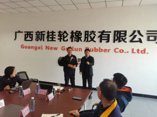 新桂輪公司的全體員工上下一心，抓住市場回暖行業(yè)向好的機遇，開展了“降本增效”為主題的十項改革活動，并取得了顯著成果。公司目前產(chǎn)銷兩旺，二月份的銷售業(yè)績更是創(chuàng)下歷史新高。針對這一突出表現(xiàn)，公司于2月25日召開提案改善表彰大會，對入選的十一項合理化建議提案進行評選，并頒發(fā)一二三等獎。會上，董事長王定杰等公司領導為獲得者團隊頒發(fā)了獎金。