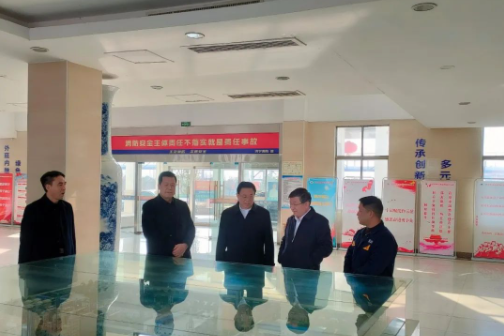 金鄉(xiāng)縣縣委常委、副縣長李亞平于3月1日上午前往濟寧黑貓檢查安全生產(chǎn)工作，對企業(yè)的安全生產(chǎn)責任制落實、安全生產(chǎn)教育培訓、應(yīng)急救援演練、安全防范措施落實、值班值守等情況進行了全面的了解，同時也對企業(yè)的發(fā)展給予了高度肯定。