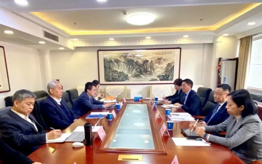 中國石油和化學(xué)工業(yè)聯(lián)合會(CPCIF)黨委書記李云鵬近日會見了卡博特公司執(zhí)行副總裁、高性能材料業(yè)務(wù)總裁、亞太區(qū)總裁朱戟一行，雙方就進一步深化合作、共同推進高質(zhì)量發(fā)展等方面進行了充分交流。此次會談在促進中國化工行業(yè)健康持續(xù)、綠色發(fā)展等方面具有重要的意義。