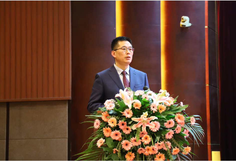 會上，對2022年優(yōu)秀供應(yīng)商進行了表彰。美晨工業(yè)集團董事長王永剛作總結(jié)講話，回顧了公司近三年的經(jīng)營業(yè)績及發(fā)展成果，對各位合作伙伴在與美晨同舟共濟、共克時艱，所做出的積極努力與突出貢獻表示感謝，并對合作伙伴在共創(chuàng)共贏、協(xié)作交流、降本增效、精益管理、產(chǎn)能儲備、誠信廉潔等方面提出了期許。