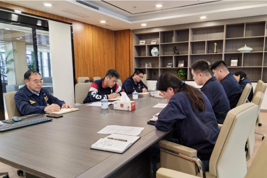 會(huì)上，王宏及各研發(fā)項(xiàng)目組長就青島黑貓近期的研發(fā)進(jìn)度及新產(chǎn)品的推廣銷售情況展開匯報(bào)。魏明充分肯定了青島黑貓研發(fā)工作方面的努力，并對(duì)青島黑貓新產(chǎn)品表示支持，青島黑貓要充分發(fā)揮科技研發(fā)實(shí)力，為股份公司創(chuàng)造更大利潤價(jià)值，實(shí)現(xiàn)企業(yè)高質(zhì)量發(fā)展新篇章。