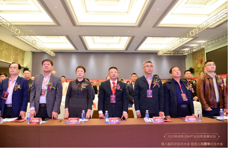 會(huì)議圍繞福建省產(chǎn)業(yè)政策法規(guī)、綠色涂料企業(yè)轉(zhuǎn)型升級(jí)、上下游產(chǎn)業(yè)有效融合、行業(yè)綠色發(fā)展等話題展開討論。會(huì)上，福建省涂料工業(yè)協(xié)會(huì)積極打造“中國仿石涂料基地”名片，開展產(chǎn)業(yè)鏈融合創(chuàng)新，引領(lǐng)中國仿石涂料行業(yè)健康可持續(xù)發(fā)展，在仿石涂料的上下游產(chǎn)業(yè)鏈進(jìn)行研發(fā)、生產(chǎn)、營銷、施工應(yīng)用、施工培訓(xùn)整合并制定相應(yīng)標(biāo)準(zhǔn)。