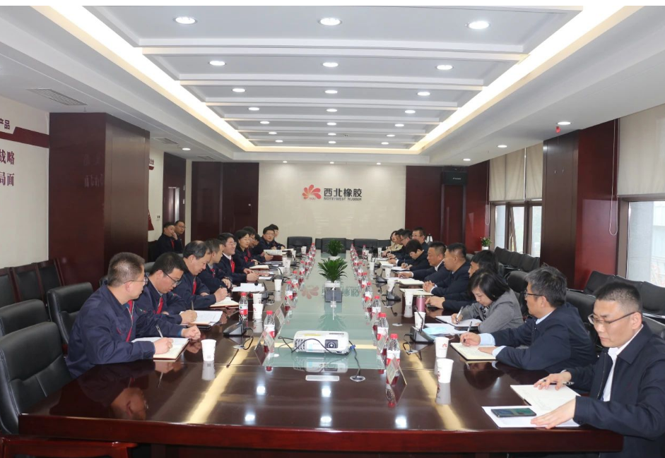 延長石油物資集團(tuán)公司執(zhí)行董事、總經(jīng)理李曉恒一行到訪西橡公司，就物資采供和營銷貿(mào)易等業(yè)務(wù)進(jìn)行交流座談。座談會上，公司采購、銷售、財(cái)務(wù)等相關(guān)部門負(fù)責(zé)人同物資集團(tuán)相關(guān)負(fù)責(zé)人圍繞內(nèi)部互供、物資管理及營銷貿(mào)易等工作進(jìn)行了深入探討和交流答疑。
