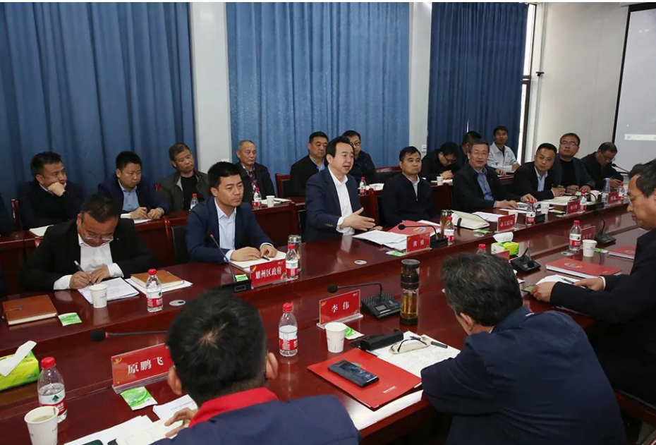 陜西省銅川市市委常委、常務(wù)副市長(zhǎng)黃勇，與山東玲瓏輪胎股份有限公司董事長(zhǎng)、總裁王鋒，進(jìn)行了座談交流。雙方深入交流了玲瓏重點(diǎn)項(xiàng)目推進(jìn)有關(guān)工作。
