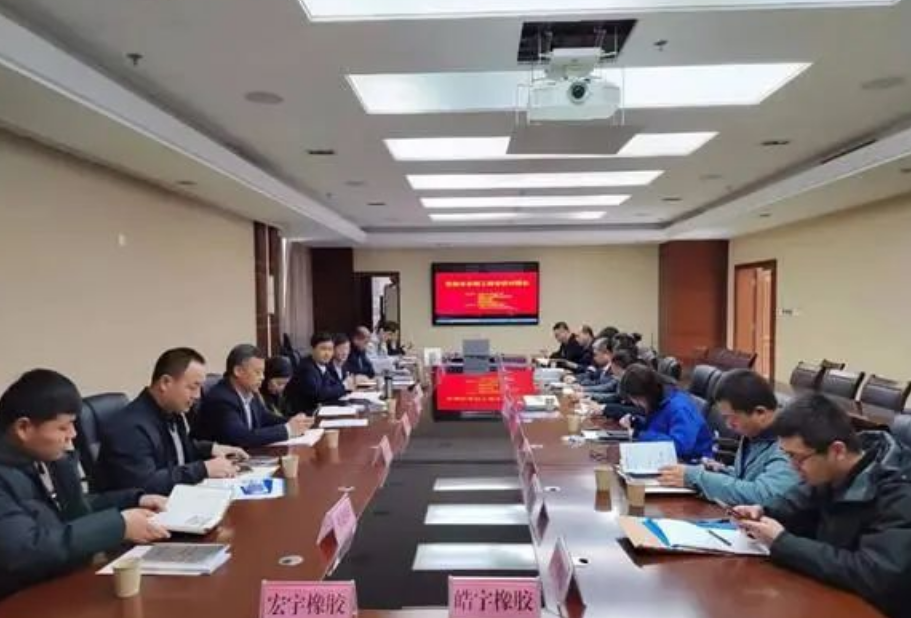 東營市人社局、東營市工信局、東營職業(yè)學(xué)院和東營科技職業(yè)學(xué)院聯(lián)合召開了“輪胎企業(yè)招工政企校對接會”，這是該市今年以來的首場專項對接活動。此次活動旨在幫助解決該市橡膠輪胎企業(yè)的用工問題。