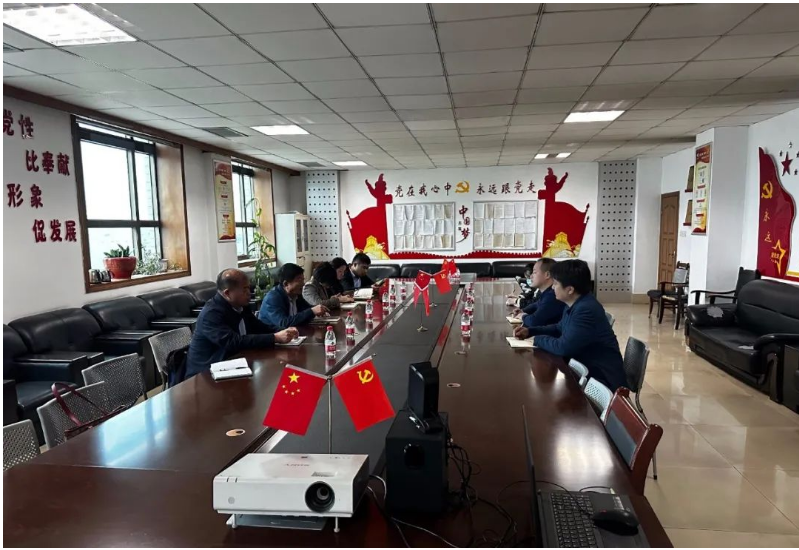 在此基礎(chǔ)上，該市兩家職業(yè)學(xué)院負責(zé)招生就業(yè)的同志與11家有用工需求的企業(yè)進行面對面的現(xiàn)場對接。雙方進行了逐一的雙向選擇，共達成用工需求意向533個，為企業(yè)用工提供了精準服務(wù)。