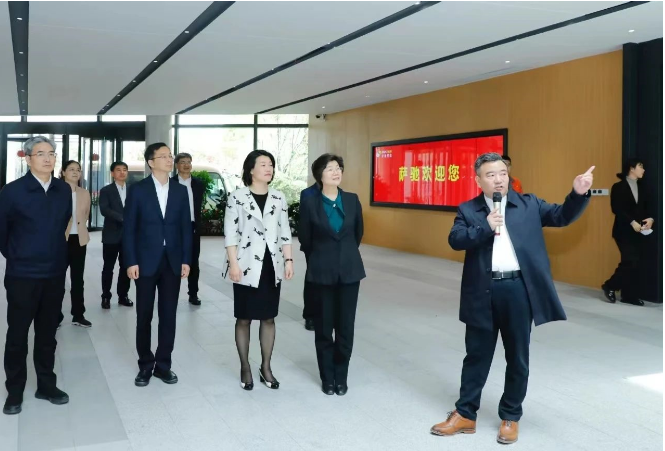 江蘇省政協(xié)主席張義珍一行日前到訪了薩馳智能裝備股份有限公司進行考察調(diào)研。
