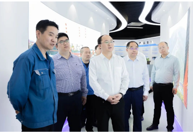在座談會上，郎總分別從公司企業(yè)文化、科研成果、產(chǎn)品開發(fā)、營銷模式、市場建設(shè)等方面作了詳細的匯報。