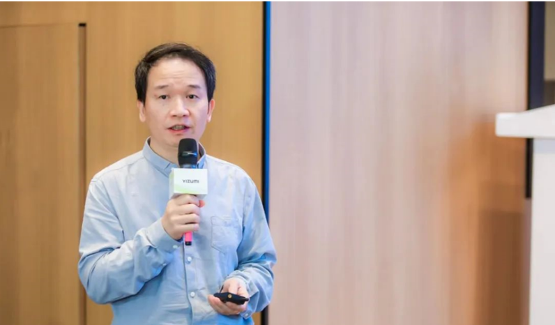 華南理工大學材料學院院長郭寶春帶來了《可重復加工橡膠的設計和制備》的報告。他介紹了兼顧增強和可重復加工的動態(tài)共價交聯(lián)橡膠的設計，包括界面可交換鍵、動態(tài)共價鍵/動態(tài)弱鍵等雙交聯(lián)設計，指出動態(tài)共價交聯(lián)橡膠為可重復加工橡膠的設計提供了重要機遇。