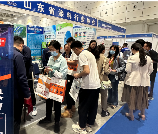 展會(huì)現(xiàn)場(chǎng)，各家企業(yè)展示了自己的技術(shù)創(chuàng)新和產(chǎn)品質(zhì)量，吸引了眾多企業(yè)的咨詢和洽談。協(xié)會(huì)會(huì)員企業(yè)通過(guò)與同行的深入溝通，更加準(zhǔn)確地把握客戶的需求和反饋，深入了解了行業(yè)現(xiàn)狀和未來(lái)發(fā)展趨勢(shì)。他們對(duì)生產(chǎn)出更好的產(chǎn)品和提供更滿意的服務(wù)有了更大的信心，為公司產(chǎn)品在銷售和知名度方面進(jìn)一步打開(kāi)了新局面，本次展會(huì)取得了圓滿的成功。在展會(huì)閉幕之際，山東省涂料行業(yè)協(xié)會(huì)參展商企業(yè)與其他同行的深入交流，為行業(yè)的發(fā)展探索出更多的可能性和方向。