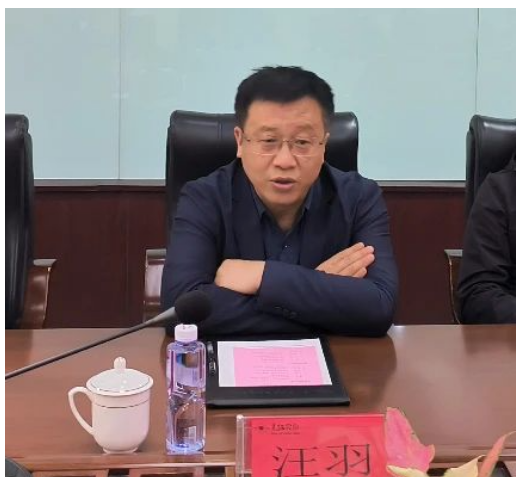 最后，汪羽指出，要嚴(yán)格按照黑貓集團(tuán)和黑貓股份要求，安排好生產(chǎn)經(jīng)營(yíng)工作，同時(shí)樹立成本觀念，積極調(diào)整經(jīng)營(yíng)結(jié)構(gòu)，通過(guò)降低成本消耗，創(chuàng)造更大經(jīng)營(yíng)效益。并強(qiáng)調(diào)，要強(qiáng)化新時(shí)期干部隊(duì)伍建設(shè)，注重對(duì)基層一線員工的發(fā)掘培養(yǎng)任用，提高對(duì)基層一線優(yōu)秀員工的關(guān)注度，為更多優(yōu)秀員工搭建好人盡其才的廣闊舞臺(tái)，為黑貓集團(tuán)和股份公司新型多元、轉(zhuǎn)型升級(jí)發(fā)展儲(chǔ)備智慧和力量。