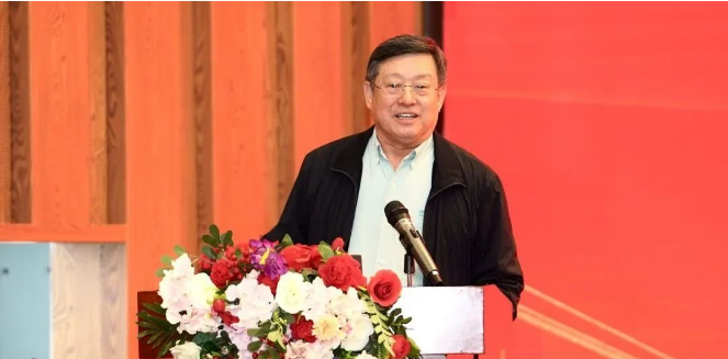 王曉方在發(fā)言中表示，每次來到國橡中心，都會被這里蓬勃向上的精神所鼓舞。中心自成立以來，通過不斷創(chuàng)新探索，推動世界橡膠行業(yè)持續(xù)向前。此次中心第四次工作會議，從基礎研究、人才培養(yǎng)到制度管理，都做了全方位的部署，對于指導下一步工作開展具有重要意義。他希望接受聘書的同事要勇于承擔責任，發(fā)揮和繼承中心傳統(tǒng)的奮斗精神。同時，希望大家要有團隊精神，相互配合、相互加持。今天中心取得的成就，就是大家共同努力的成果。