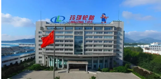 根據(jù)客戶反饋，玲瓏輪胎井下礦用輪胎平均使用壽命400小時(shí)，對(duì)比A輪胎和B輪胎使用壽命分別增加200小時(shí)和150小時(shí)。未來(lái)，玲瓏輪胎表示將結(jié)合市場(chǎng)需求，不斷優(yōu)化產(chǎn)品性能，豐富產(chǎn)品體系，以節(jié)能、高效理念致力產(chǎn)品研發(fā)，為井下礦業(yè)的高質(zhì)量發(fā)展持續(xù)貢獻(xiàn)力