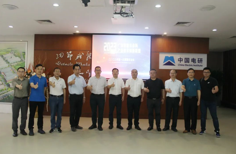 粉末涂料作為一種環(huán)保涂料，未來發(fā)展前景良好，但存在行業(yè)準(zhǔn)入門檻較低、產(chǎn)能嚴(yán)重過剩、中低端粉末涂料同質(zhì)化嚴(yán)重、價(jià)格競爭激烈等弊病，嚴(yán)重制約著行業(yè)的發(fā)展。因此，會議呼吁骨干企業(yè)加大研發(fā)投入，加強(qiáng)科技創(chuàng)新，開發(fā)和尋找粉末涂料新興應(yīng)用領(lǐng)域，如預(yù)涂卷材、集裝箱、新能源等。同時(shí)，應(yīng)充分發(fā)揮聯(lián)盟內(nèi)部產(chǎn)業(yè)鏈優(yōu)勢，促進(jìn)產(chǎn)學(xué)研用一體化發(fā)展，營造良好的協(xié)同發(fā)展生態(tài)。