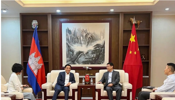 中國(guó)國(guó)橡中心主任袁仲雪在柬埔寨金邊拜訪了中國(guó)駐柬埔寨大使王文天。