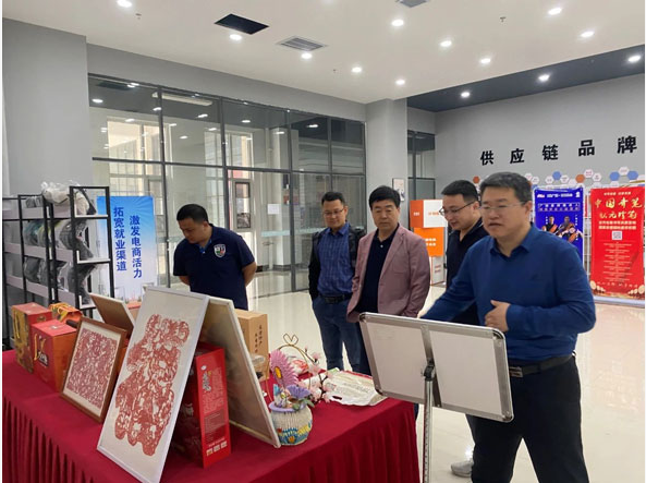 考察團(tuán)一行還參觀了學(xué)校創(chuàng)新創(chuàng)業(yè)中心的直播電商基地，對(duì)該基地的設(shè)施和實(shí)踐環(huán)境給予了高度評(píng)價(jià)。他們認(rèn)為該基地為學(xué)生提供了實(shí)踐和創(chuàng)新的平臺(tái)，有助于培養(yǎng)創(chuàng)業(yè)精神和實(shí)際操作能力。