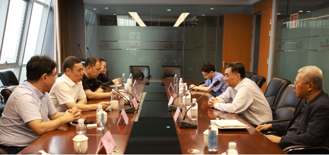 據(jù)了解，考察團由北汽集團黨委常委、副總經(jīng)理蔣自力和北汽福田汽車集團采購副總裁張志亮率領(lǐng)，還有其他北汽集團和福田汽車集團的高層領(lǐng)導(dǎo)成員，以及相關(guān)部門的負責(zé)人和隨行人員。