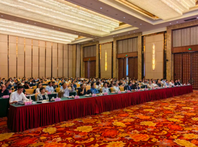 會(huì)議期間，代表們還參觀了通用股份半鋼胎“黑燈車(chē)間”。通用股份通過(guò)數(shù)字化探索和前瞻性布局，致力于打造低碳環(huán)保的4.0樣板工廠。這個(gè)無(wú)需照明條件下進(jìn)行生產(chǎn)的工廠實(shí)現(xiàn)了24小時(shí)不間斷生產(chǎn)，不僅實(shí)現(xiàn)了用工成本的節(jié)省，提升了生產(chǎn)效率，還降低了運(yùn)營(yíng)成本。
