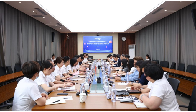 道恩集團有限公司(以下簡稱道恩集團)與華南理工大學于近日在山東龍口舉行簽約儀式，達成多項合作協(xié)議。雙方將共同建設綠色先進高分子材料聯合實驗室，致力于開發(fā)新一代熱塑性硫化膠技術，并設立道恩新材料獎學金，以促進學校教育事業(yè)的發(fā)展。