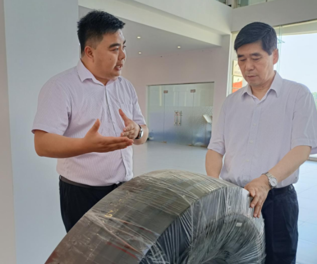 隨后，錢學明副主席深入視察了新桂輪的工廠車間。他主要了解了公司的主營業(yè)務、研發(fā)和技術改造情況，以及產(chǎn)品在國內(nèi)外銷售市場中的表現(xiàn)和存在的問題。此外，他還關注企業(yè)安全生產(chǎn)工作的落實情況，并詢問了車間工人的操作流程、上班時長以及休息制度等細節(jié)。