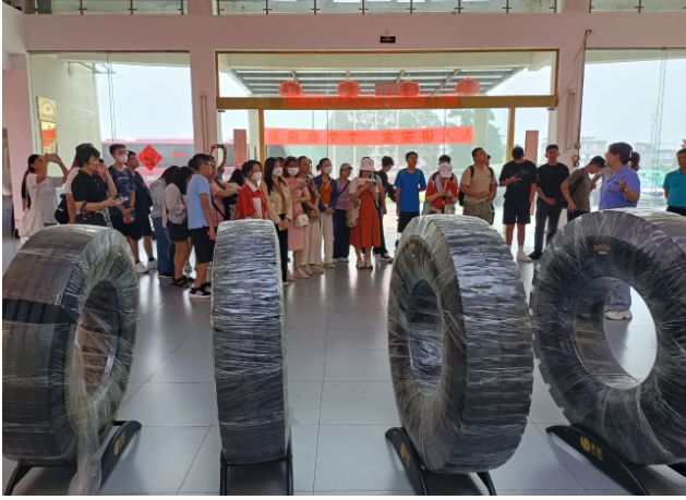 廣西新桂輪橡膠有限公司迎來了一批國際友人，他們來自越南、印度尼西亞和新加坡等國家，專程參觀該公司的生產(chǎn)車間。這些國際友人對新桂輪公司的產(chǎn)品在國內(nèi)外市場的廣泛應(yīng)用以及良好的口碑給予了高度認(rèn)可，并對該公司的實(shí)力和產(chǎn)品表示濃厚興趣。