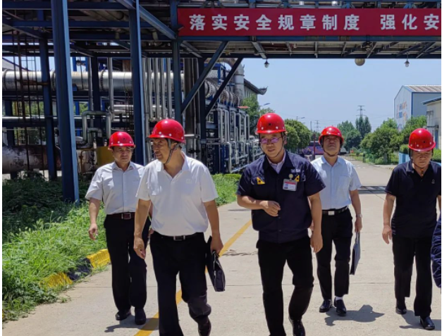 河北省總勞動和經(jīng)濟(jì)工作部二級調(diào)研員郝建良與勞動和經(jīng)濟(jì)工作部副部長董亮日前前往河北邯鄲市黑貓?zhí)亢谟邢薰?，對該公司舉辦的“防風(fēng)險、查隱患、保安全”安全生產(chǎn)百日競賽活動進(jìn)行了調(diào)研。