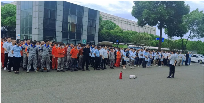 為了進(jìn)一步提升全員的應(yīng)急逃生能力和安全操作技能，提高企業(yè)的應(yīng)急綜合水平，建新各單位結(jié)合實(shí)際生產(chǎn)情況，開展了各類形式的現(xiàn)場應(yīng)急演練和消防技能比武。通過實(shí)戰(zhàn)演練，員工們學(xué)習(xí)了事故風(fēng)險(xiǎn)征兆、預(yù)防措施、應(yīng)急措施和急救知識。
