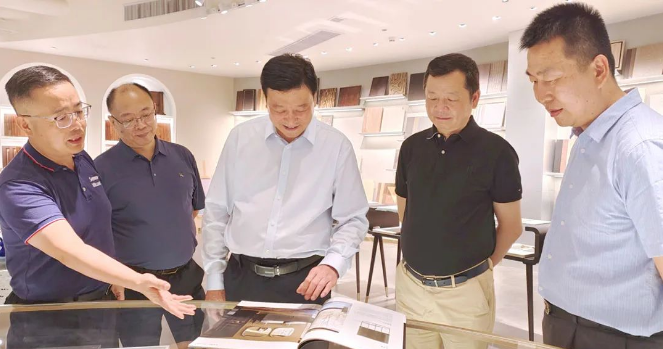 中國涂料工業(yè)協(xié)會(huì)會(huì)長劉普軍率領(lǐng)代表團(tuán)于近日對(duì)宣偉-華潤涂料研發(fā)中心進(jìn)行了考察訪問。宣偉熱情接待了劉普軍會(huì)長及其隨行人員，期間詳細(xì)介紹了宣偉-華潤涂料的發(fā)展情況。