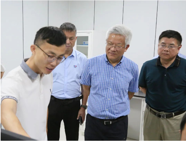 臨工重機副總經理李連剛、王仁賓，總經理助理盧立強，數(shù)字化研究院院長童偉，高機制造技術研究院院長劉志軍，礦機制造技術研究院院長蔣周偉，生產綜合部經理劉月昌，金利集團董事長徐小龍，副總裁王玉寶，油缸制造部部長李夢龍共同參觀了賽輪集團。這次參觀為雙方進一步加強合作提供了重要的契機。