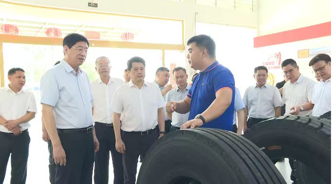 廣西自治區(qū)人大常委會(huì)副主任、桂林市委書記周家斌率自治區(qū)調(diào)研服務(wù)小組一行，于7月13日蒞臨廣西新桂輪橡膠有限公司(簡(jiǎn)稱：新桂輪公司)進(jìn)行考察調(diào)研。