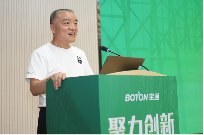 寶通科技董事長包志方在致辭中強調(diào)了寶通在全球化戰(zhàn)略下取得的成就和全球合作的重要性。他指出，可持續(xù)發(fā)展已成為寶通使命的核心要素和戰(zhàn)略的重要組成部分。在講話中，包總還談到了全球氣候變化、資源短缺等挑戰(zhàn)，以及政府和國際組織對可持續(xù)發(fā)展的重視。他強調(diào)了供應鏈可持續(xù)發(fā)展的重要性，強調(diào)只有與所有利益相關方一道，齊心協(xié)力，深度協(xié)同，互相賦能，以更可持續(xù)的科技與商業(yè)行為，才能提升供應鏈整體質量，開創(chuàng)更新的格局。