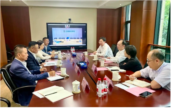 上海華誼集團股份有限公司與卡博特公司進行了高層會談。參會的卡博特公司執(zhí)行副總裁、高性能材料業(yè)務(wù)總裁、亞太區(qū)總裁朱戟率領(lǐng)團隊拜訪了華誼集團的黨委書記、董事長顧立立等相關(guān)領(lǐng)導(dǎo)。