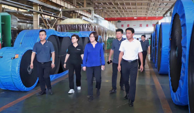 對(duì)于山東能源棗礦集團(tuán)近年來的發(fā)展成果，徐文英表示高度肯定，并表示將繼續(xù)支持和服務(wù)好橡膠產(chǎn)業(yè)的發(fā)展。她鼓勵(lì)企業(yè)密切關(guān)注行業(yè)發(fā)展動(dòng)態(tài)，加大研發(fā)投入，提升產(chǎn)品品質(zhì)，積極打造自主品牌，拓展市場(chǎng)份額，培育核心競(jìng)爭(zhēng)力，為中國(guó)輪胎產(chǎn)業(yè)的繁榮做出更大貢獻(xiàn)。