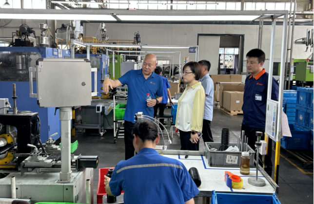 徐文英會(huì)長(zhǎng)一行在南陽(yáng)膠聯(lián)時(shí)代減振科技有限公司考察后，對(duì)該公司近年來(lái)的發(fā)展表示高度贊賞。她特別肯定了公司在空氣彈簧產(chǎn)業(yè)布局和減振橡膠制品開(kāi)發(fā)方面所取得的進(jìn)展，并對(duì)公司的新產(chǎn)品、新工藝、替代進(jìn)口和解決行業(yè)難題給予了高度評(píng)價(jià)。
